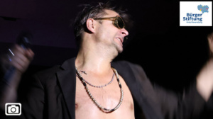 Philipp Hochmair performte in der Stadthalle
