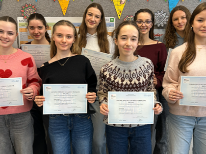 Erfolg auf Französisch: Gratulation zum DELF-Diplom