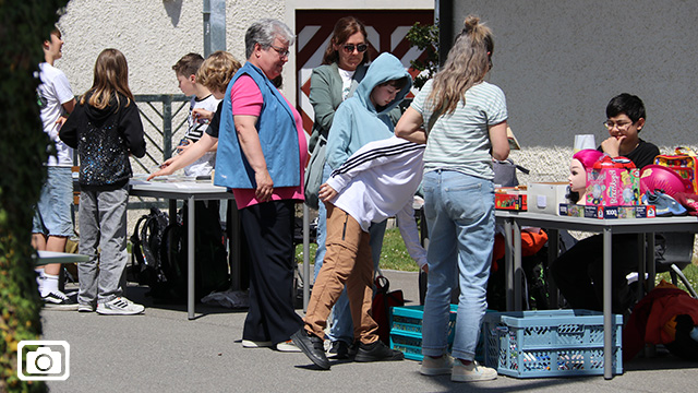 Schulflohmarkt bei strahlendem Sonnenschein